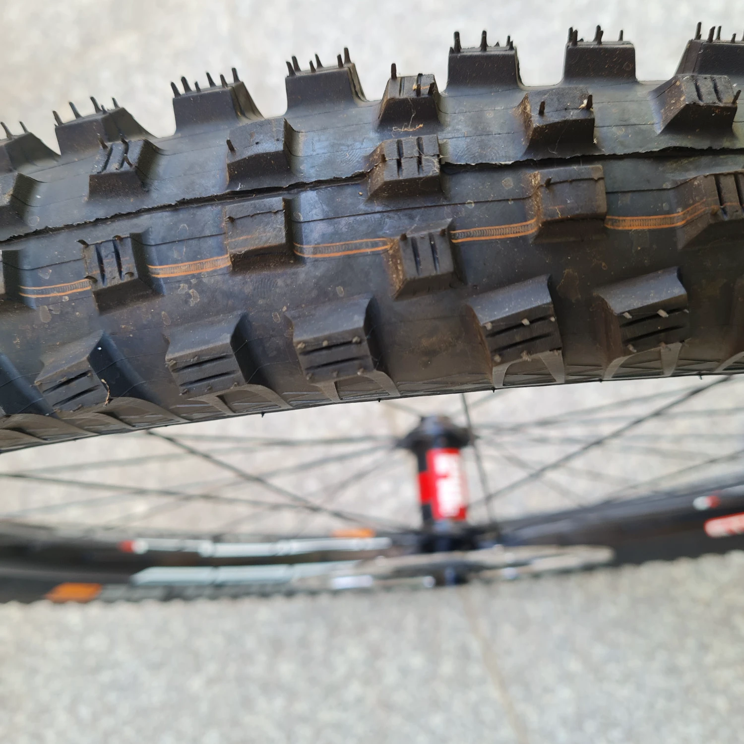 3. Vand roata fata completa MTB trail 27.5" , butuc DT Swiss 240s, janta Stan's Arch mk 3