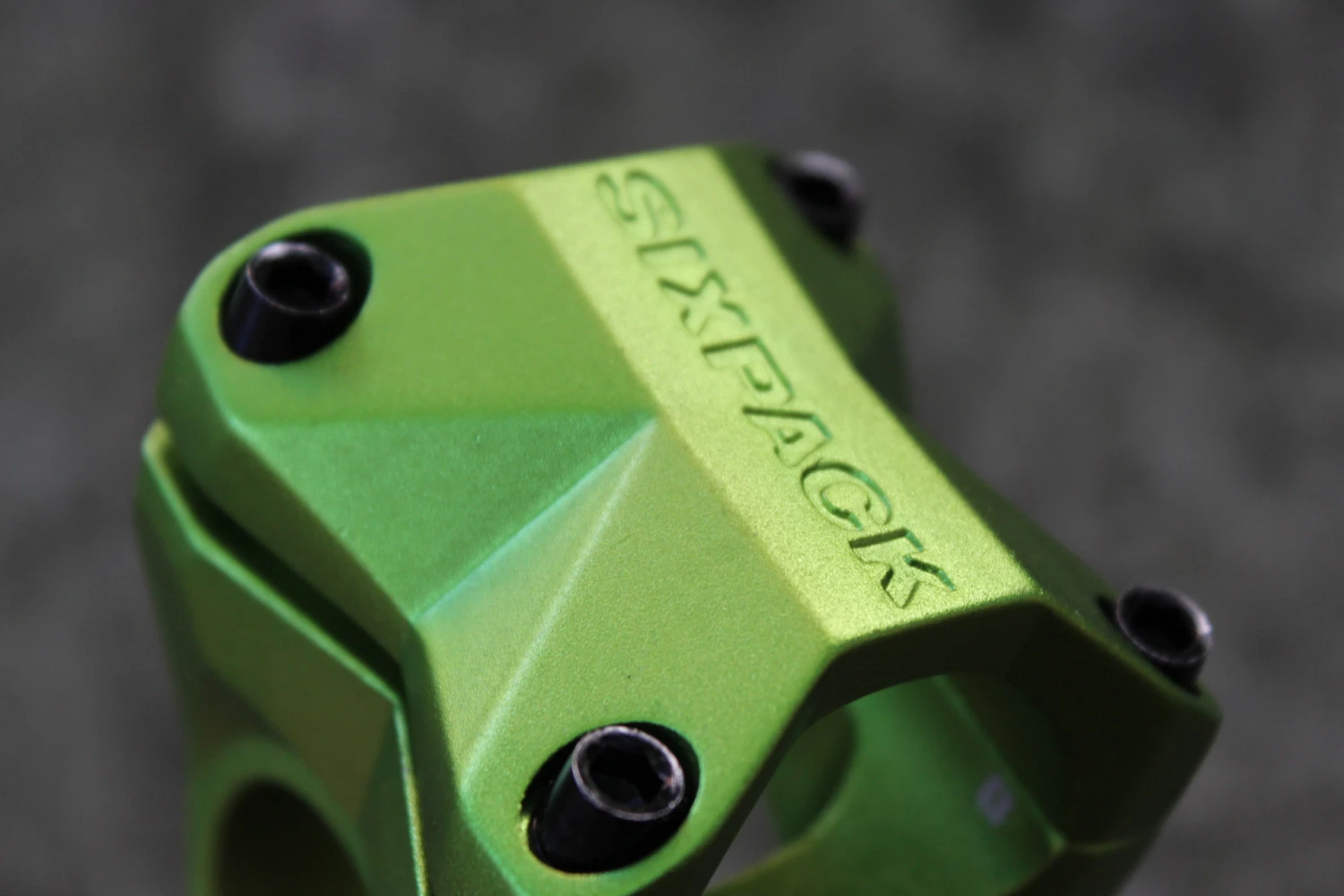 7. Sixpack Kamikaze 35mm-31.8" verde - pipa bicicleta MTB