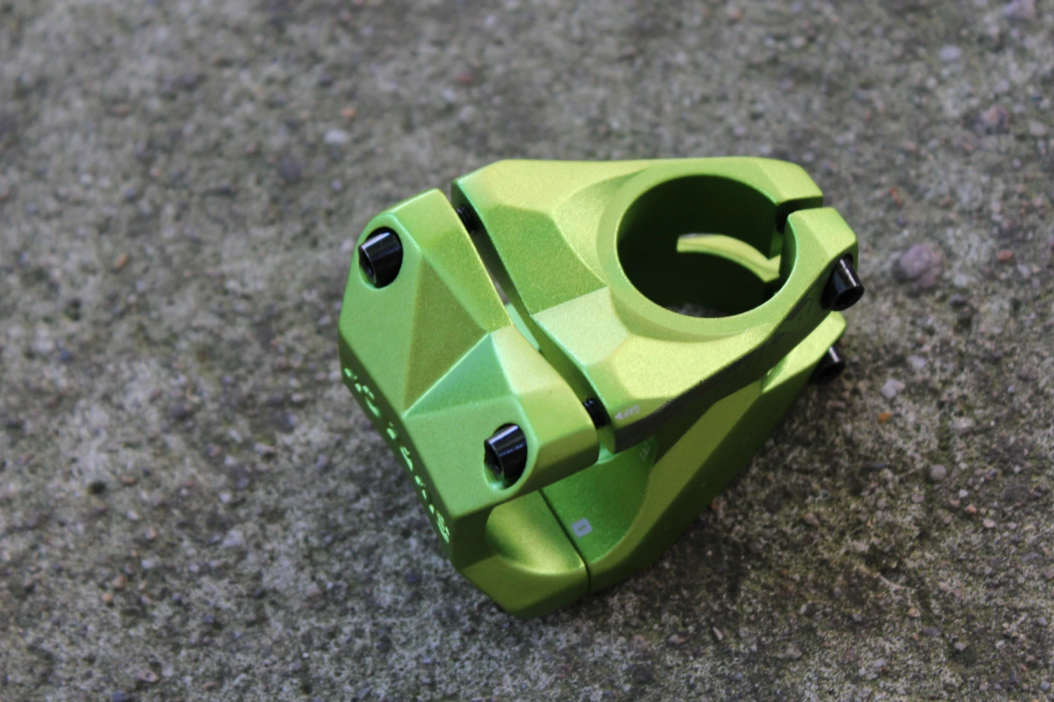 3. Sixpack Kamikaze 35mm-31.8" verde - pipa bicicleta MTB