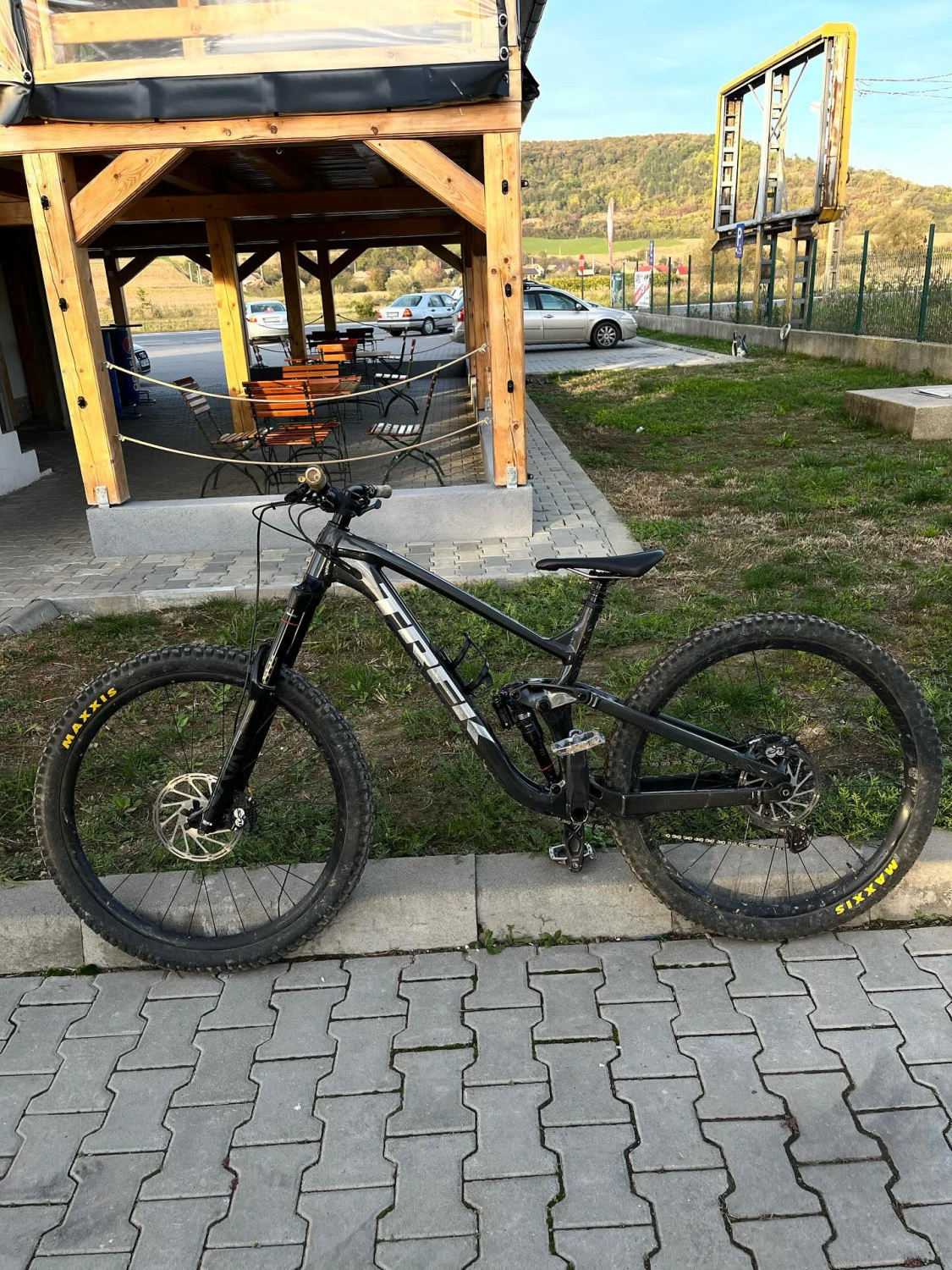 1. Vând Trek Slash 8 mărime L