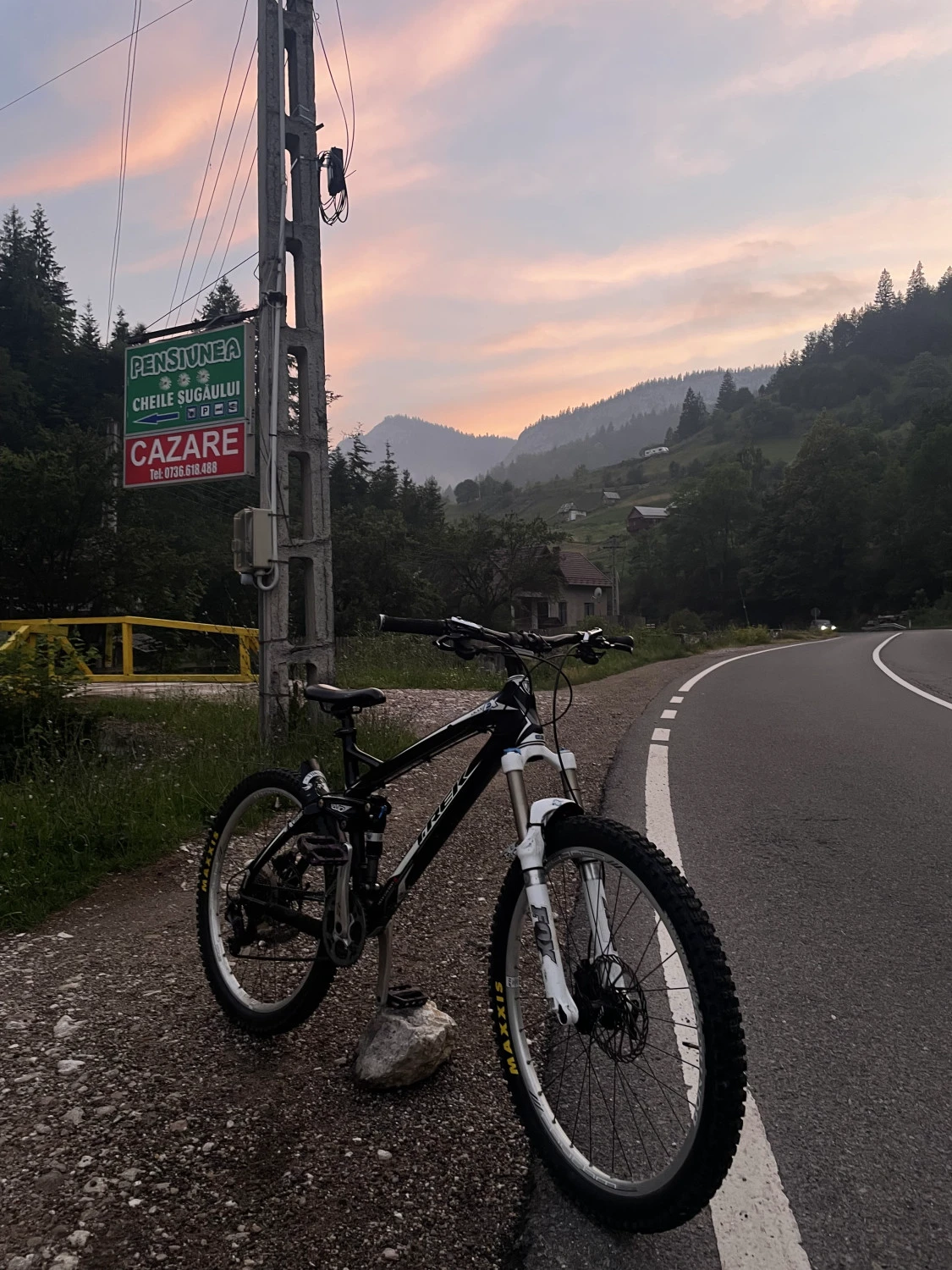 1. Vând Trek ex fuel 9