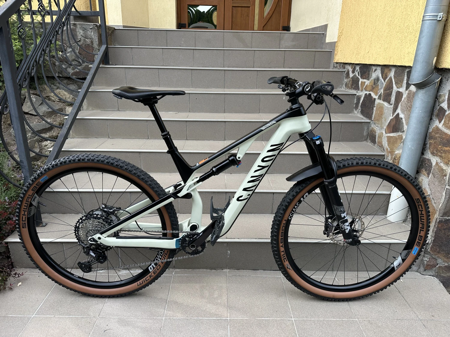 1. Canyon Neuron CF 9 Carbon