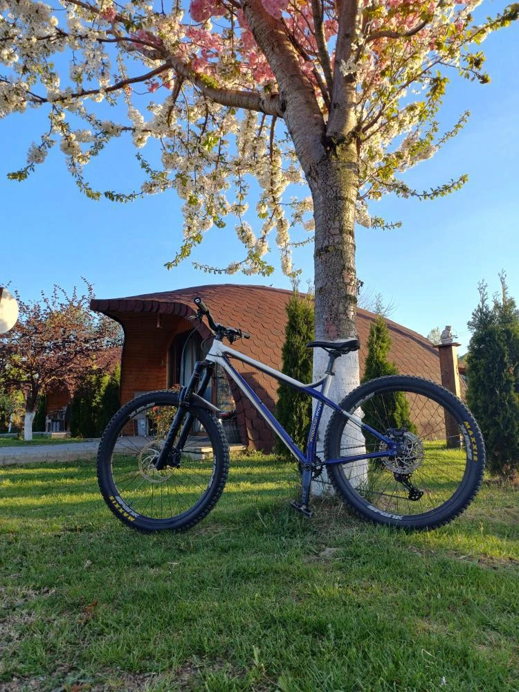 1. Vând Bicicleta Production Privee Shan GT