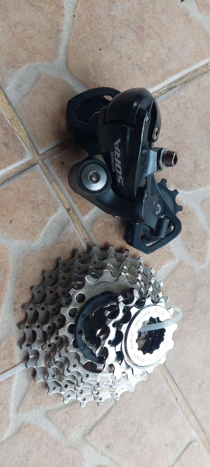 1. Pinioane shimano Sora 12-28pentru 9 vit(noua)