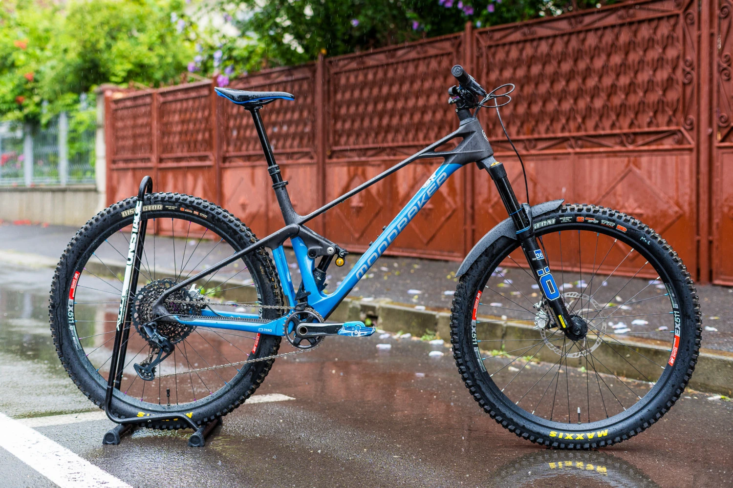 1. Mondraker Foxy Carbon RR 29”, mărime L, 2022