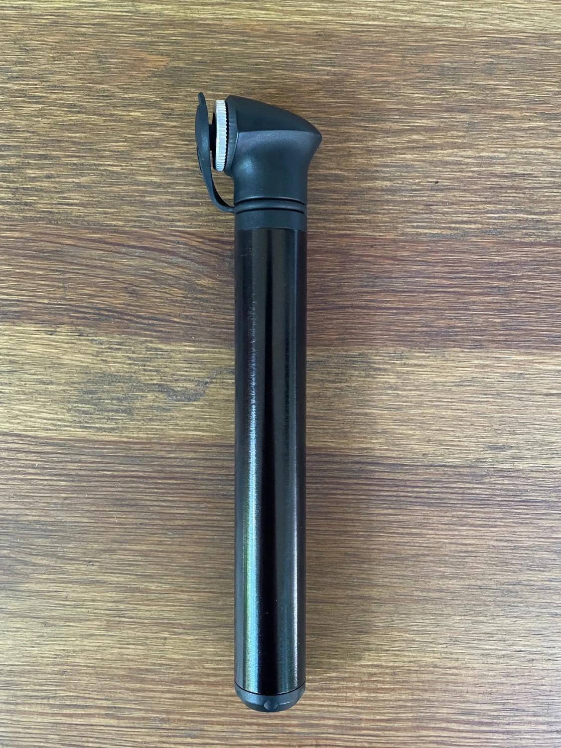 4. Mini pompa de bicicleta