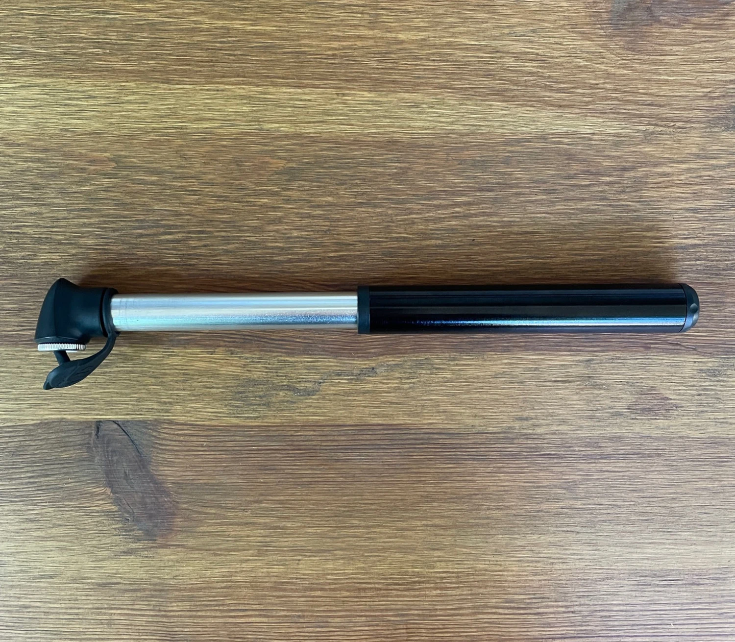 3. Mini pompa de bicicleta