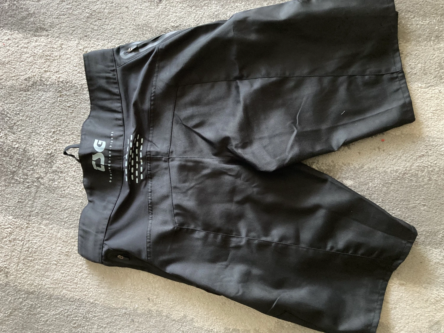 1. Pantaloni TSG