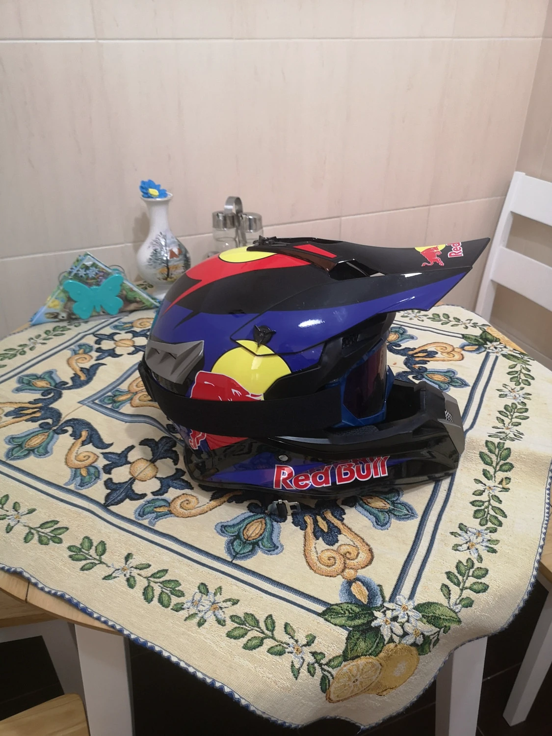 2. Vând cască full face red bull