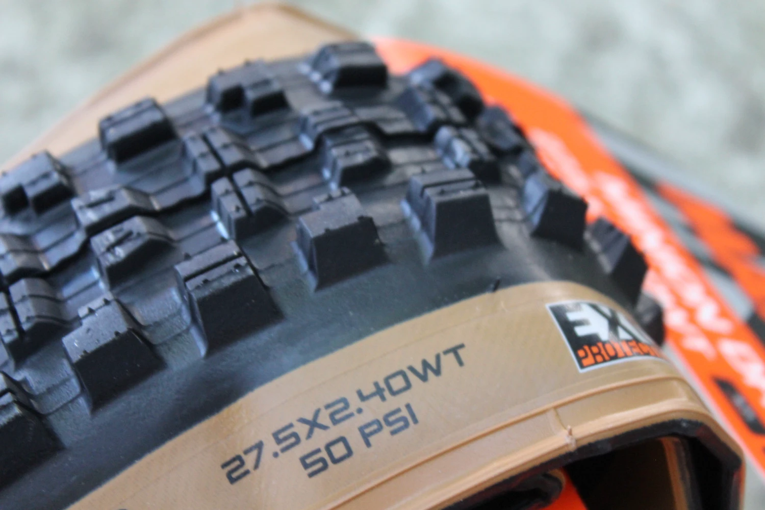 2. Maxxis Minion DHR II Tanwall WT 27.5x2.40" TR EXO Dual 60 Tubeless