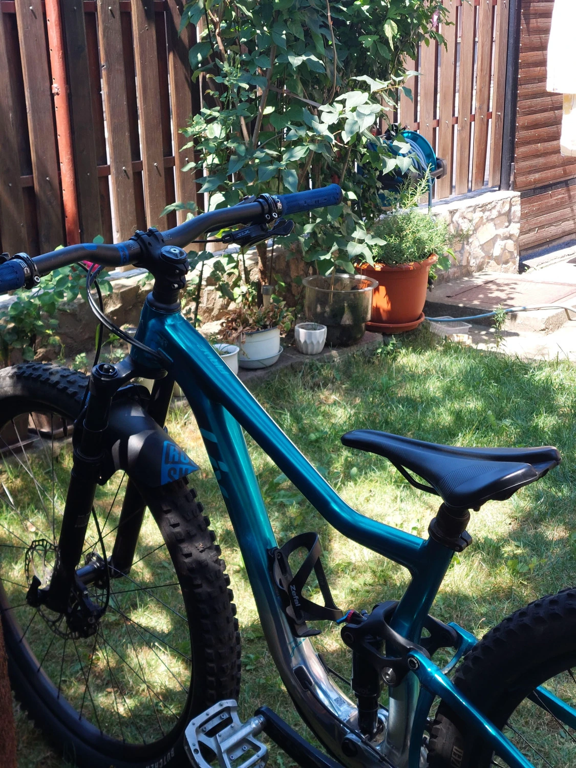 2. Bicicleta mtb full suspension Liv Pique 29 2
