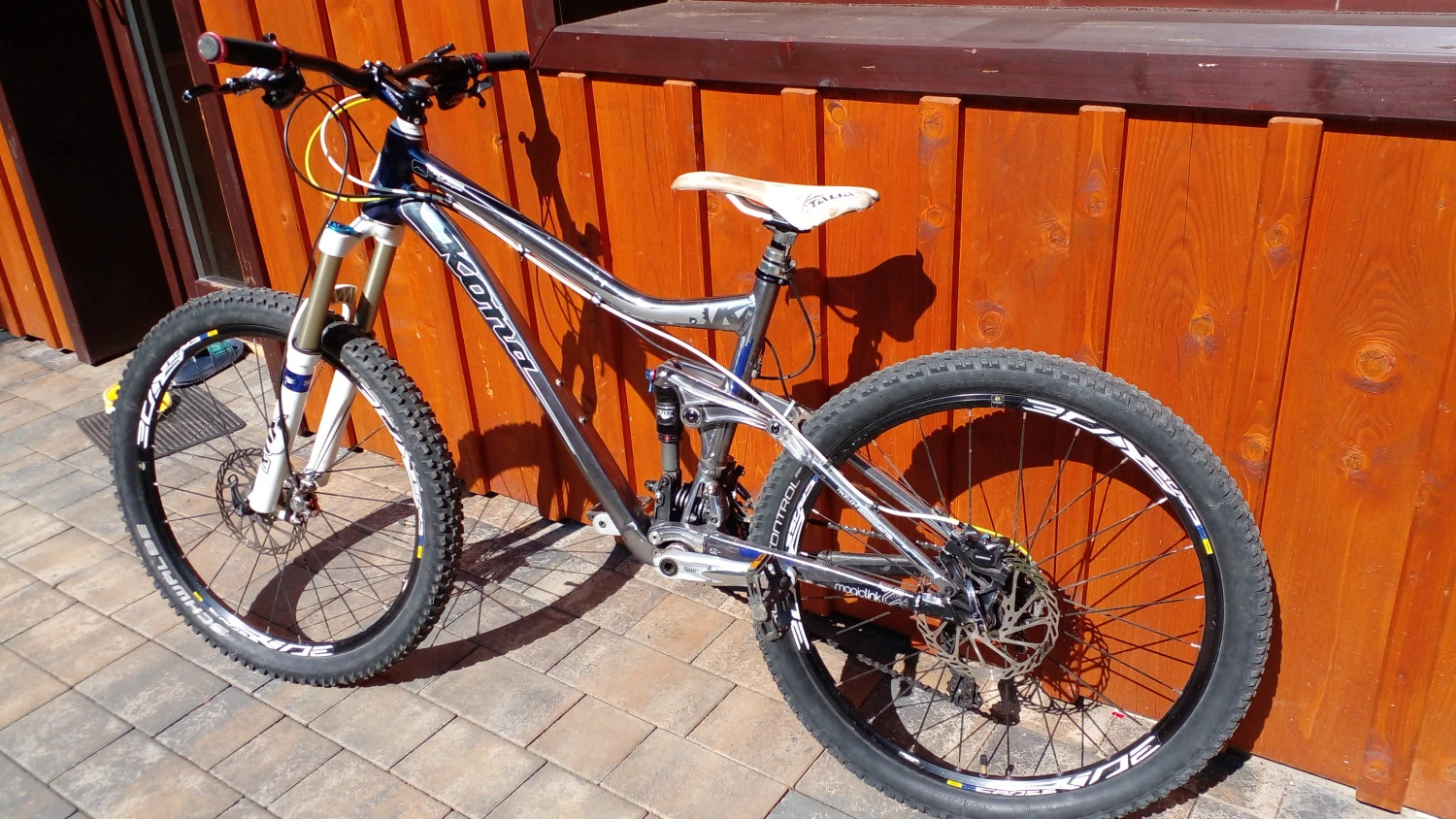 2. Bicicleta enduro Kona cadabra