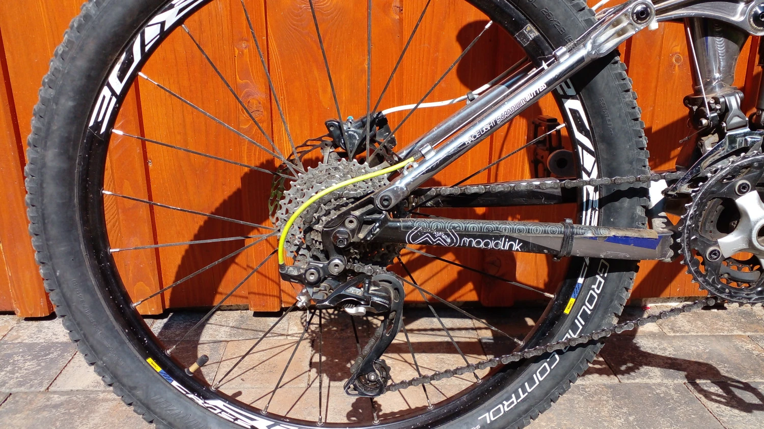 3. Bicicleta enduro Kona cadabra