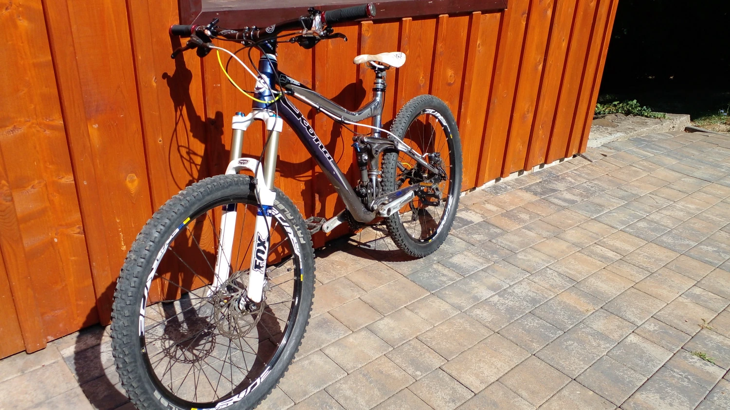 5. Bicicleta enduro Kona cadabra