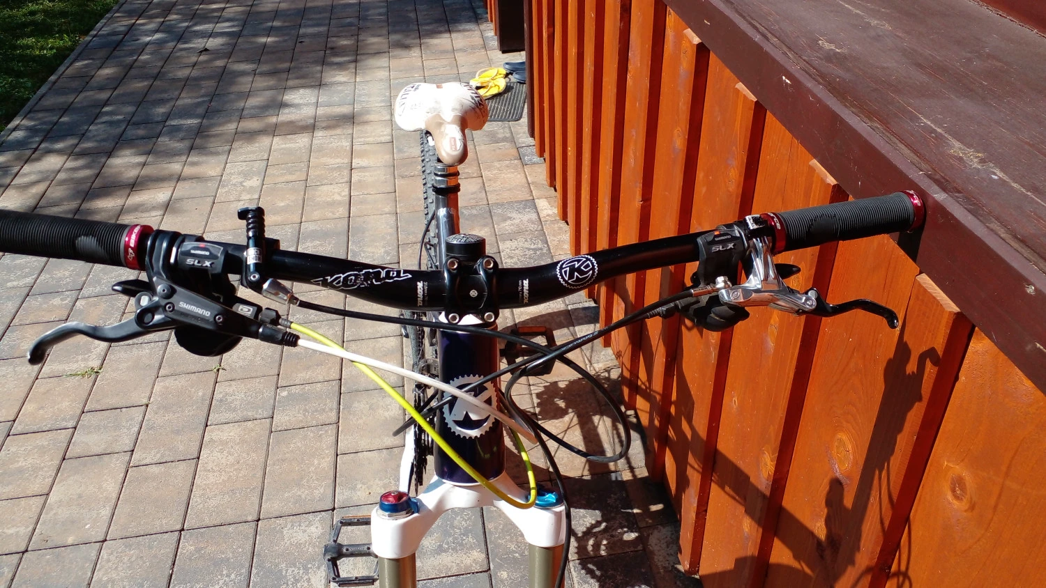 1. Bicicleta enduro Kona cadabra