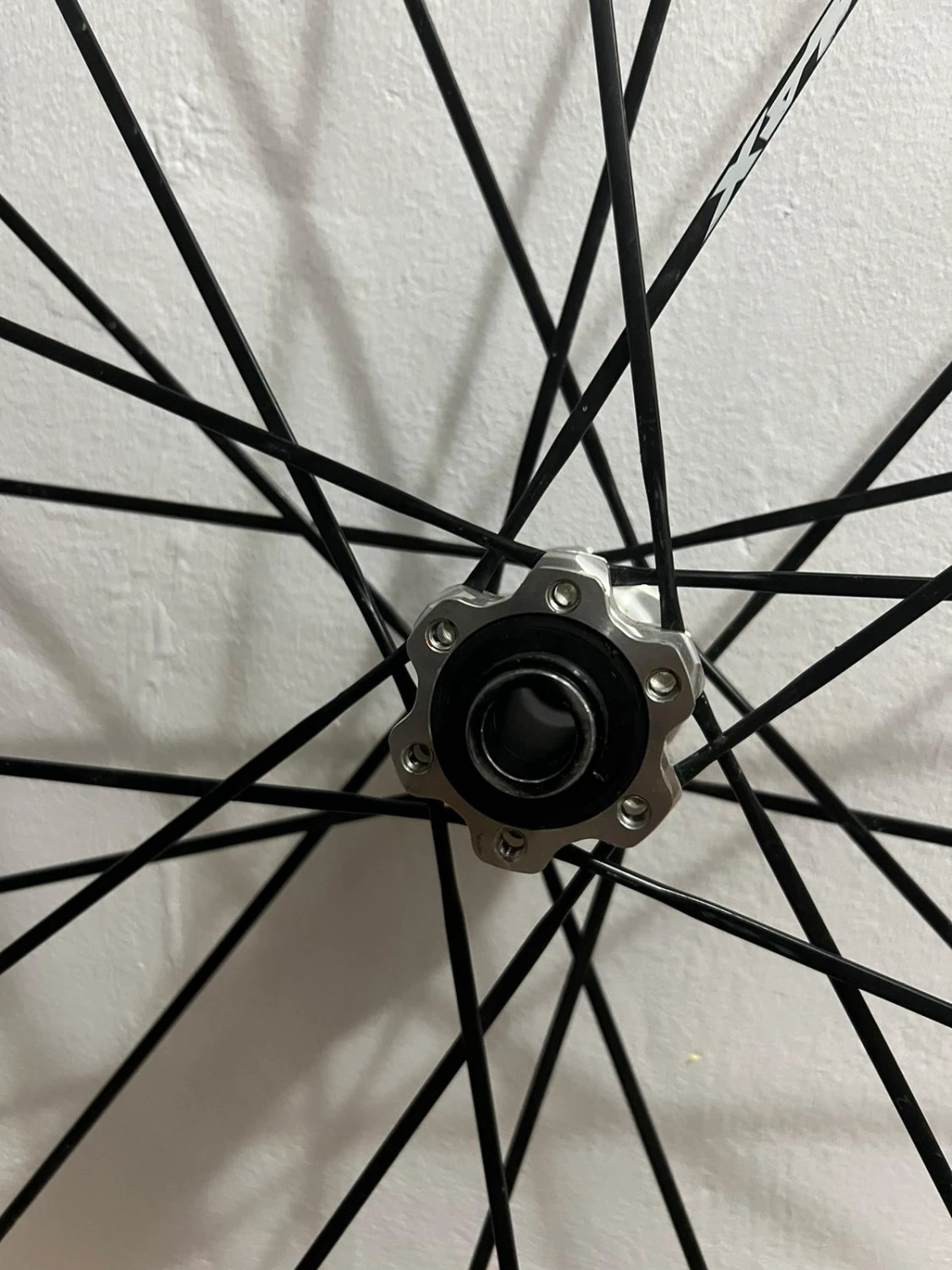 2. Roată față Mavic Crossmax XL, 29”, 27 mm, 15x100, tubeless ready