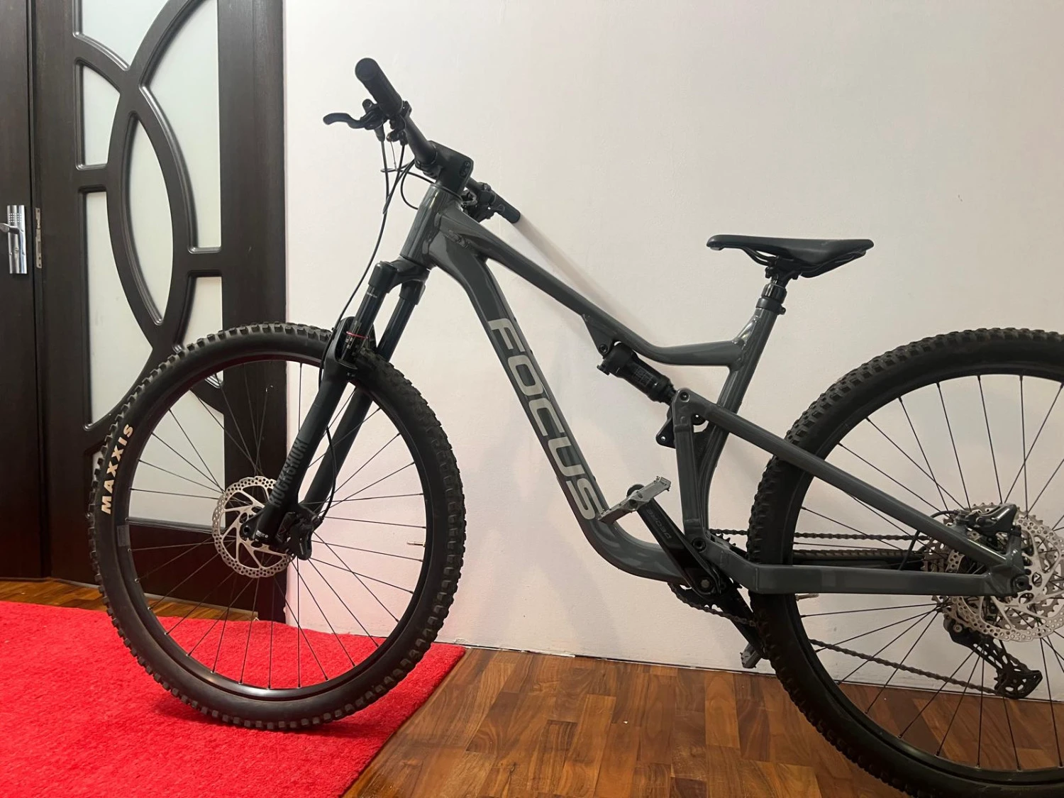 7. BICICLETA FOCUS THRON 6.8 29" GREY - L(45 CM)