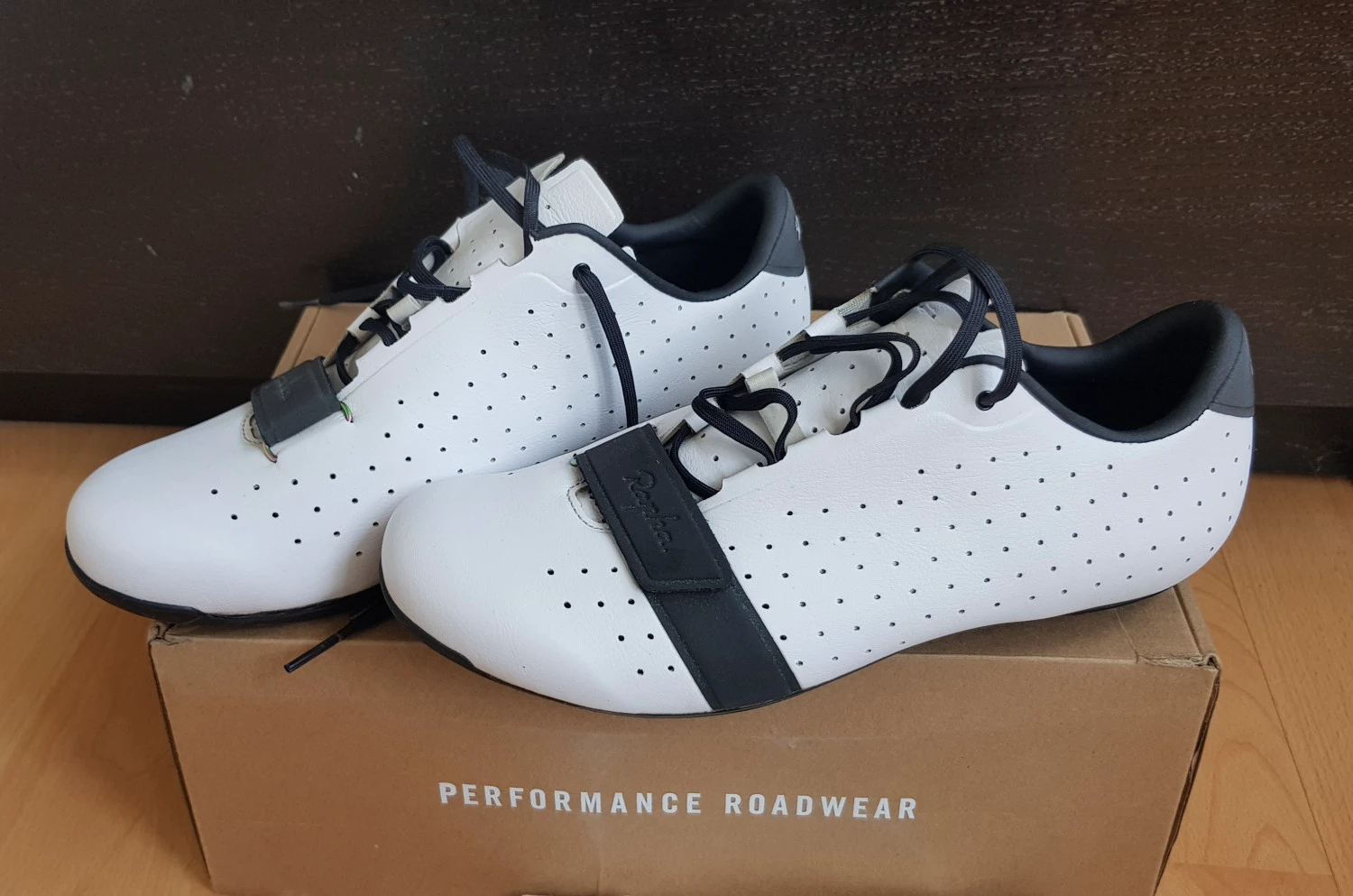 1. Rapha Classic Road Shoe Carbon 42.5 27.3 cm