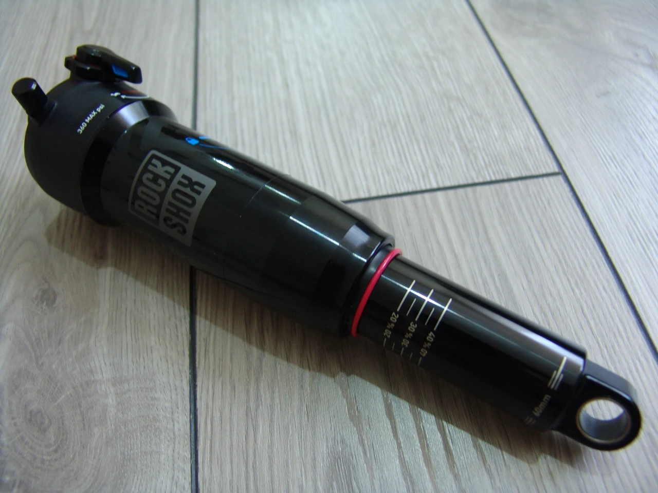 1. Rock Shox Deluxe Select+ RT 230x60mm/Nou
