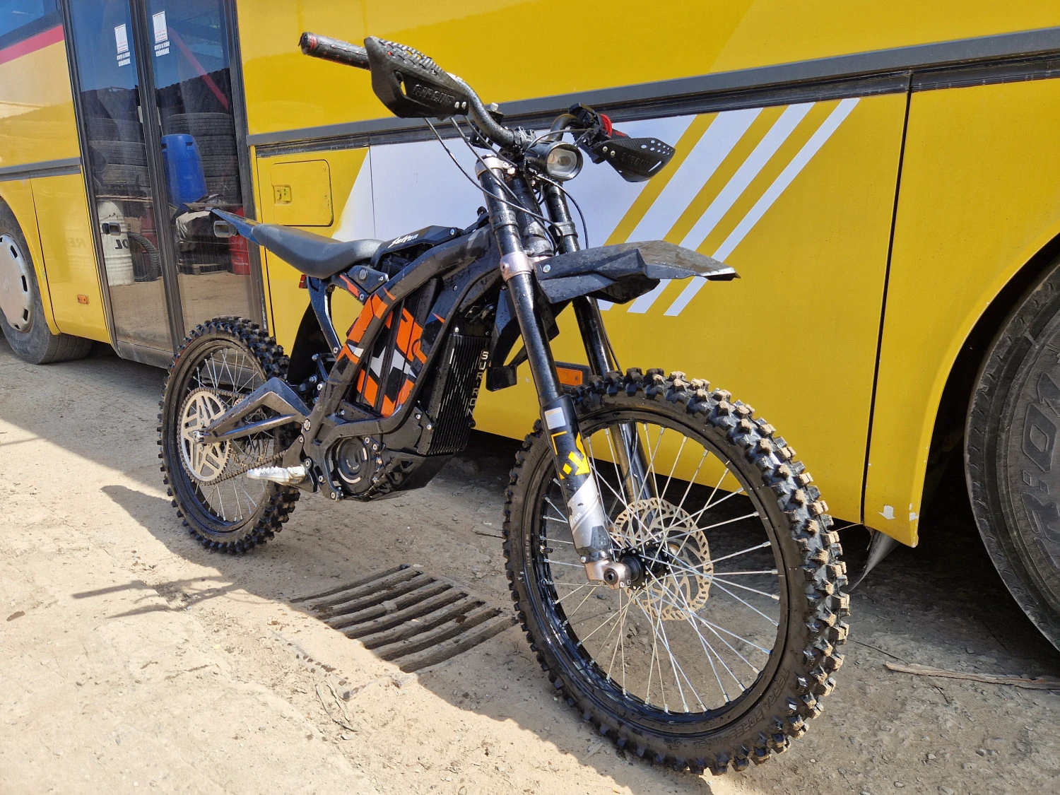 8. Surron 2022 cu suspensie fox