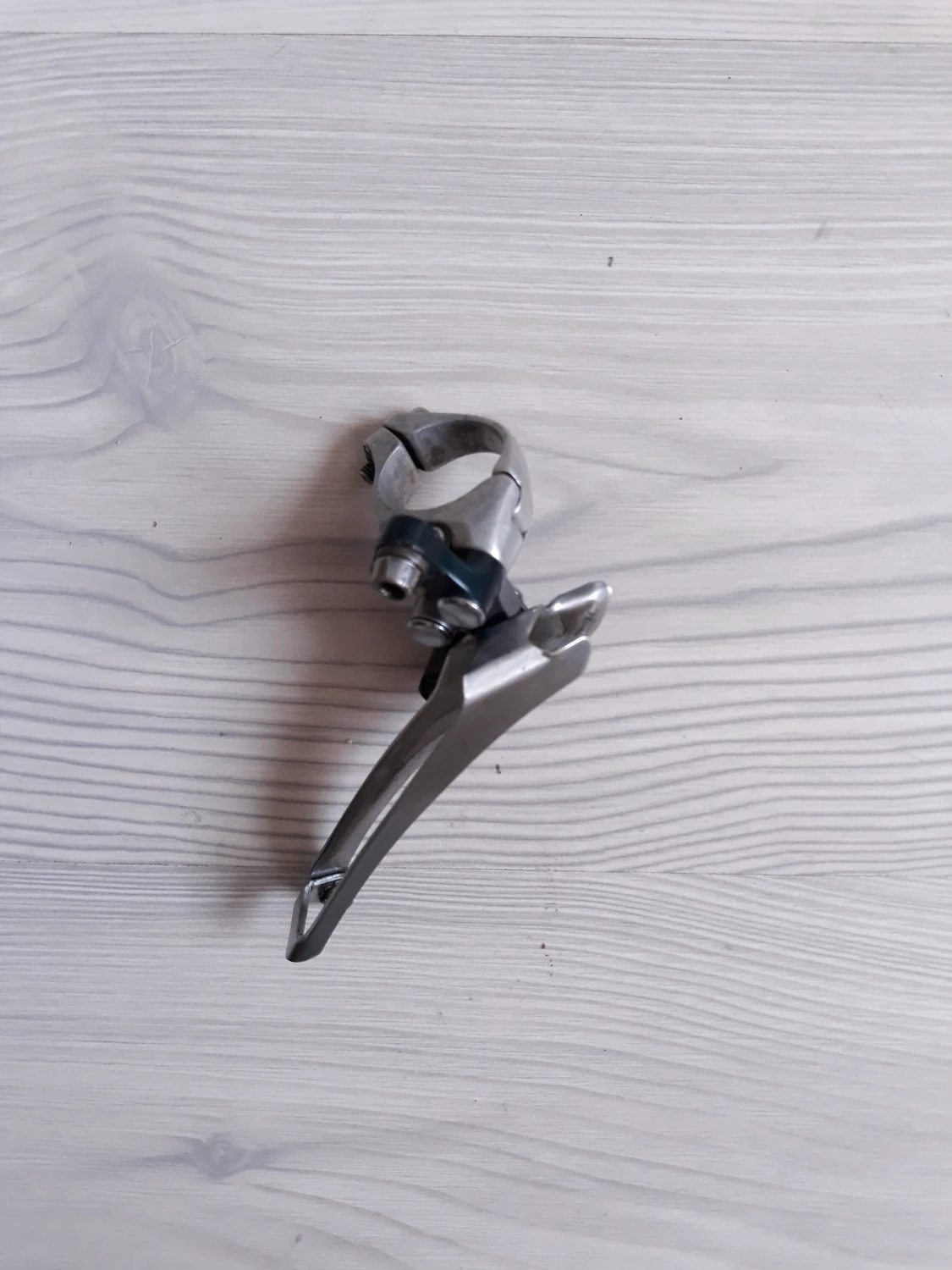1. Schimbator foi Shimano 105,Japan.