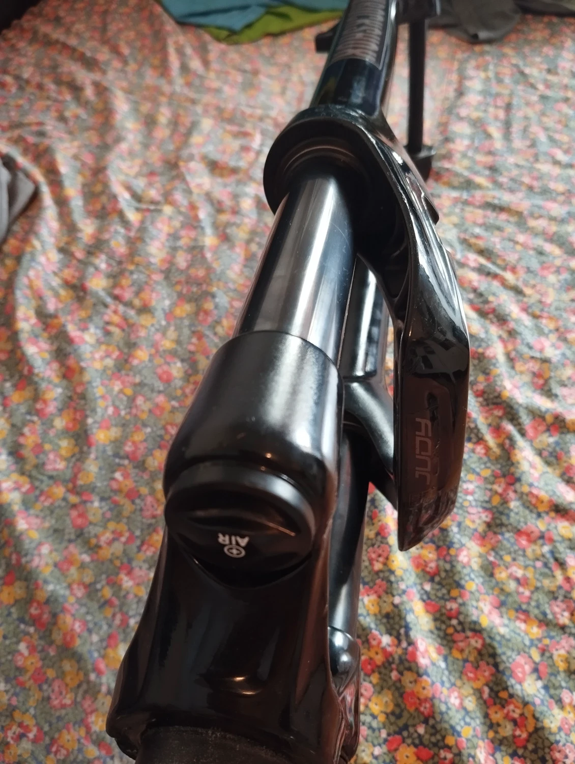 3. Furca 29er Rockshox Judy aer, boost