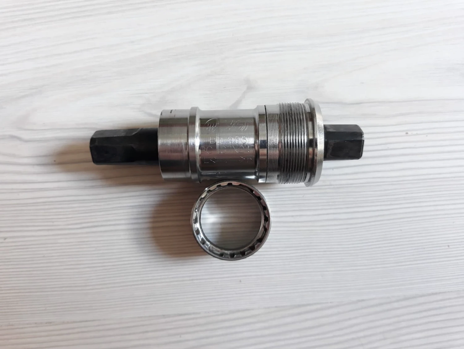 1. Monobloc ,butuc pedalier Tange,YST BB-988 .