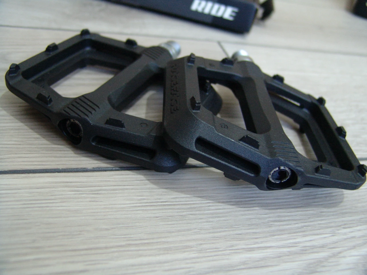1. Pedale Race Face Ride/ Noi