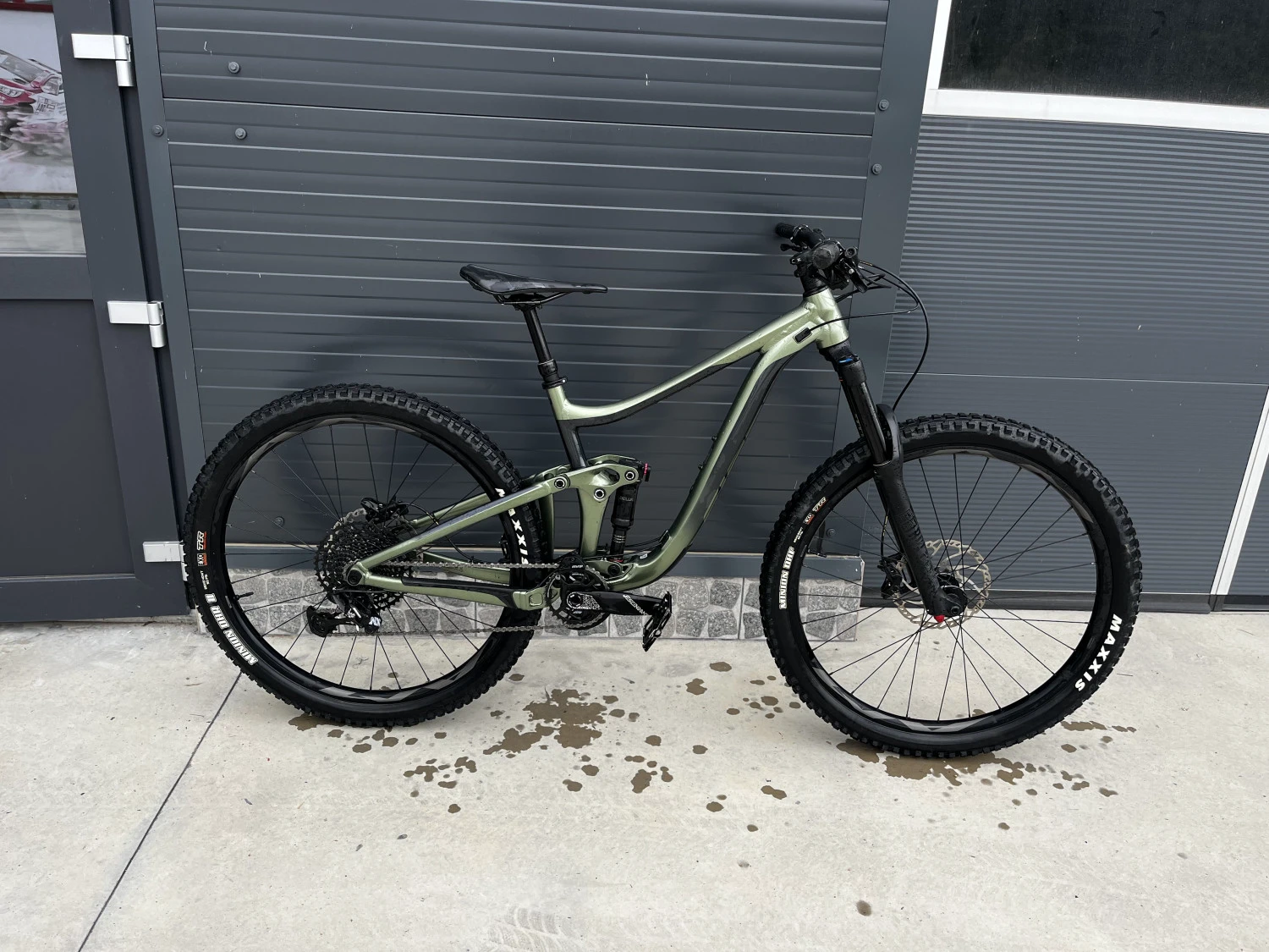 1. Bicicleta MTB GIANT Reign 2 29'' Olive 2020 S