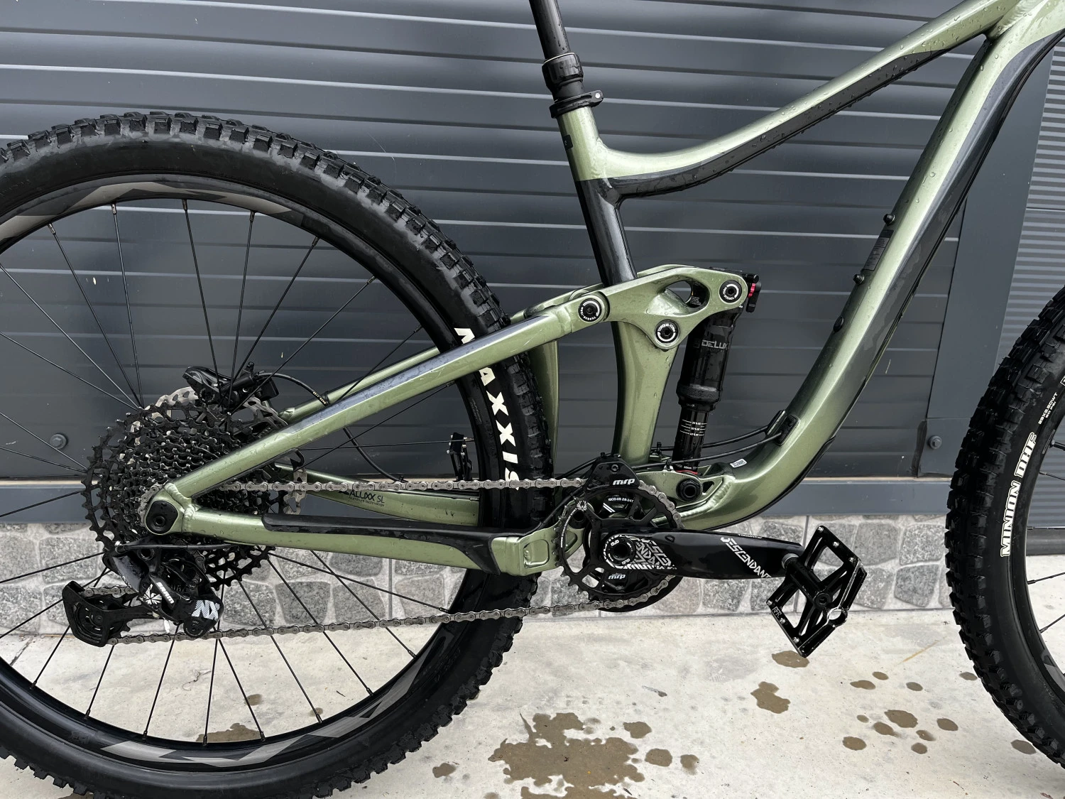3. Bicicleta MTB GIANT Reign 2 29'' Olive 2020 S