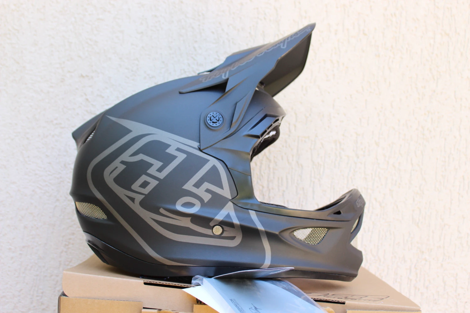 1. Troy Lee Designs D3 Fiberlite Mono-Medium(56-57cm)