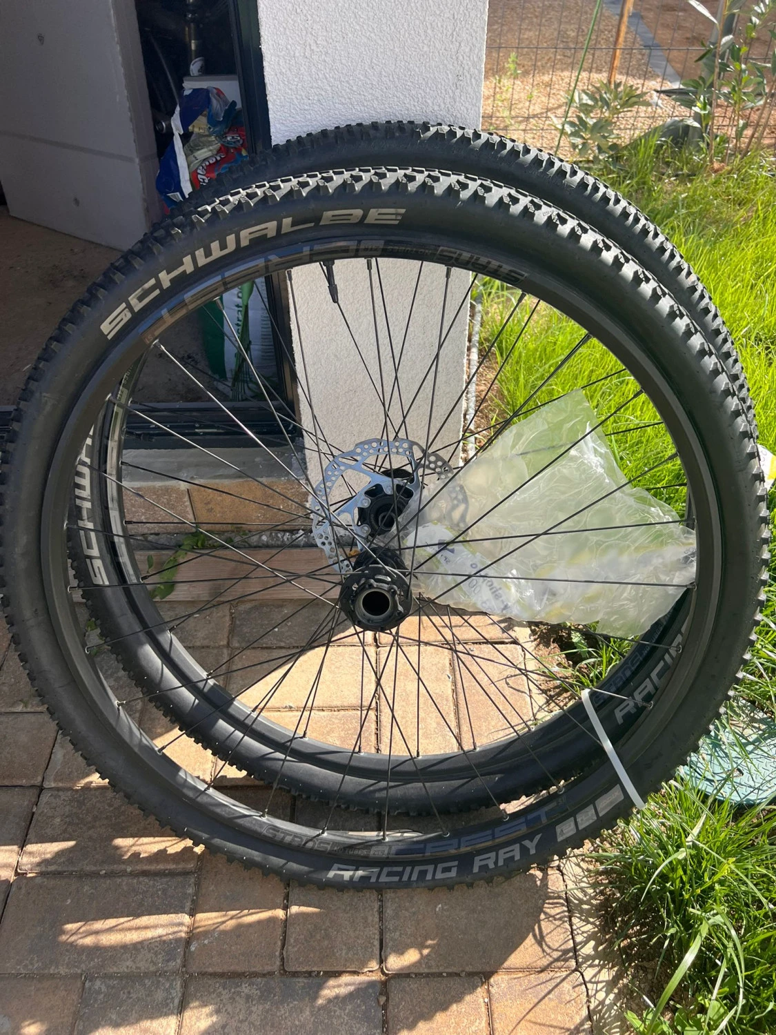 1. Stan's NoTubes Crest S1, 28h, tubeless