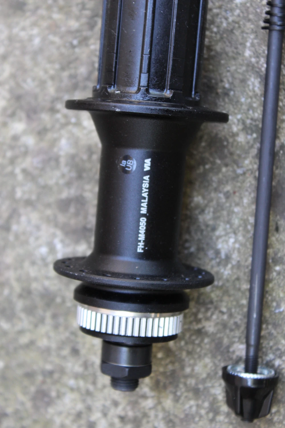 2. Shimano FH-M4050 Alivio CenterLock Disc butuc spate + QR 32 gauri