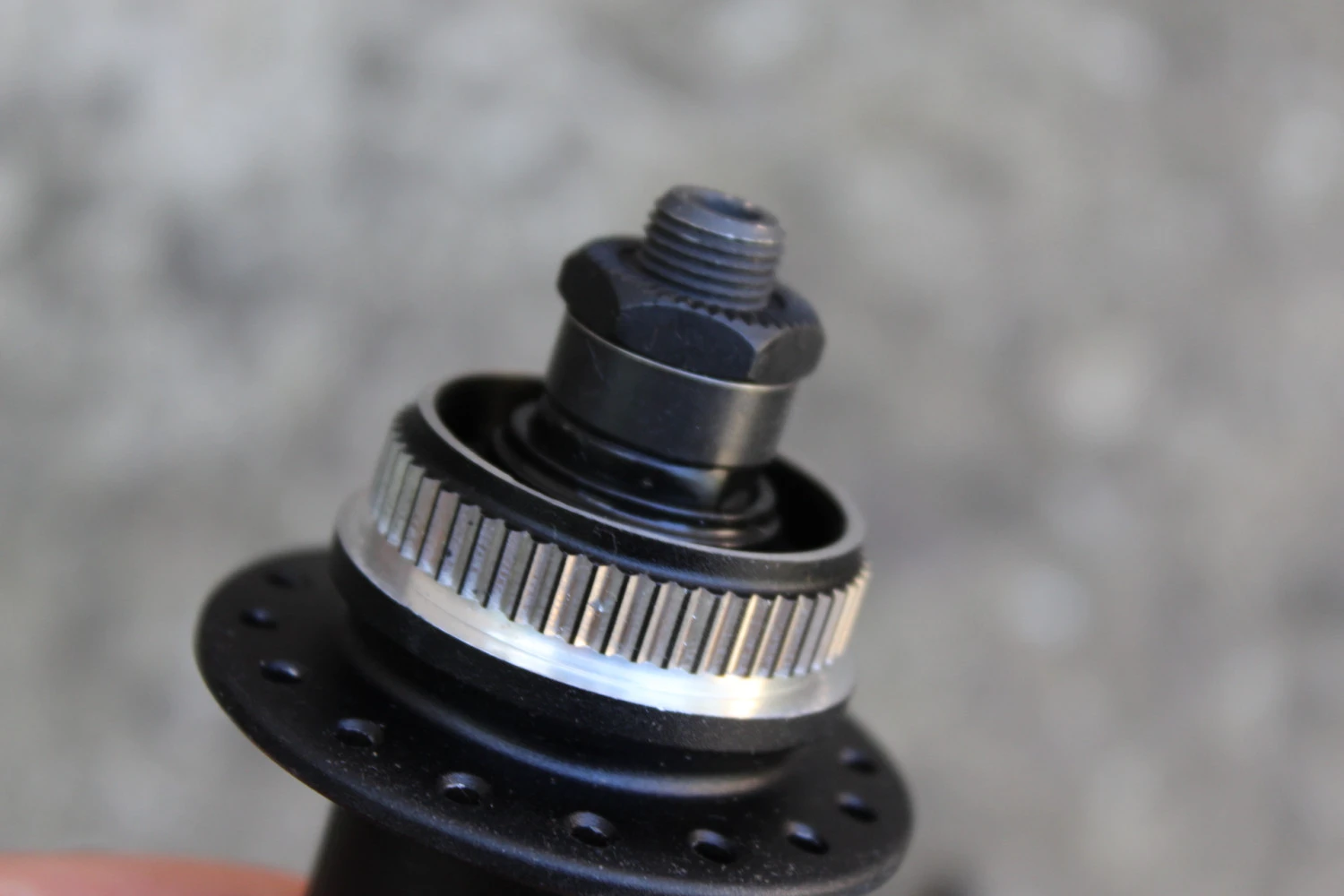 4. Shimano FH-M4050 Alivio CenterLock Disc butuc spate + QR 32 gauri