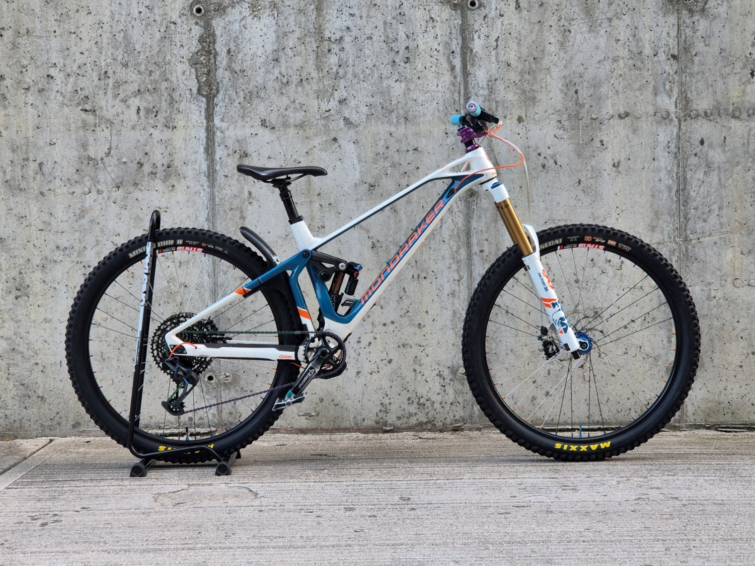 1. Mondraker SuperFoxy Carbon R 29" 2020