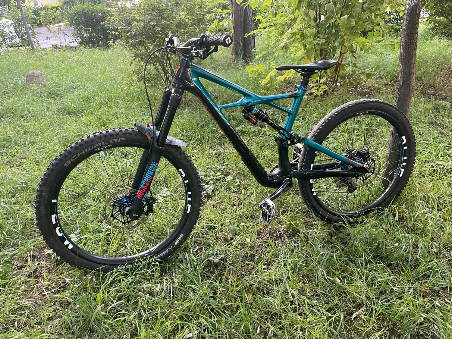 1. Specialized Enduro Elite Carbon cu Hope