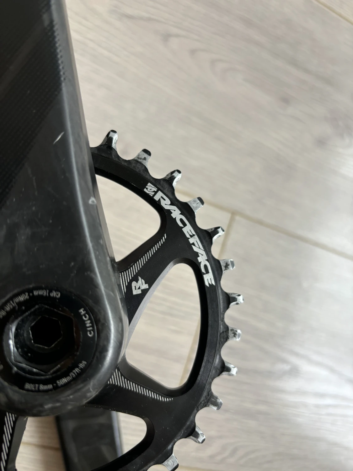 1. Angrenaj carbon RaceFace Next SL + placa de 32