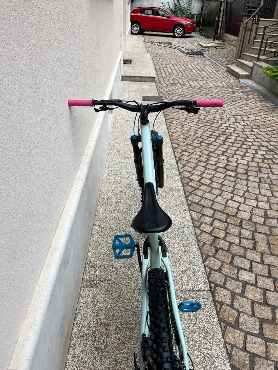 1. Full suspension Specialized Status