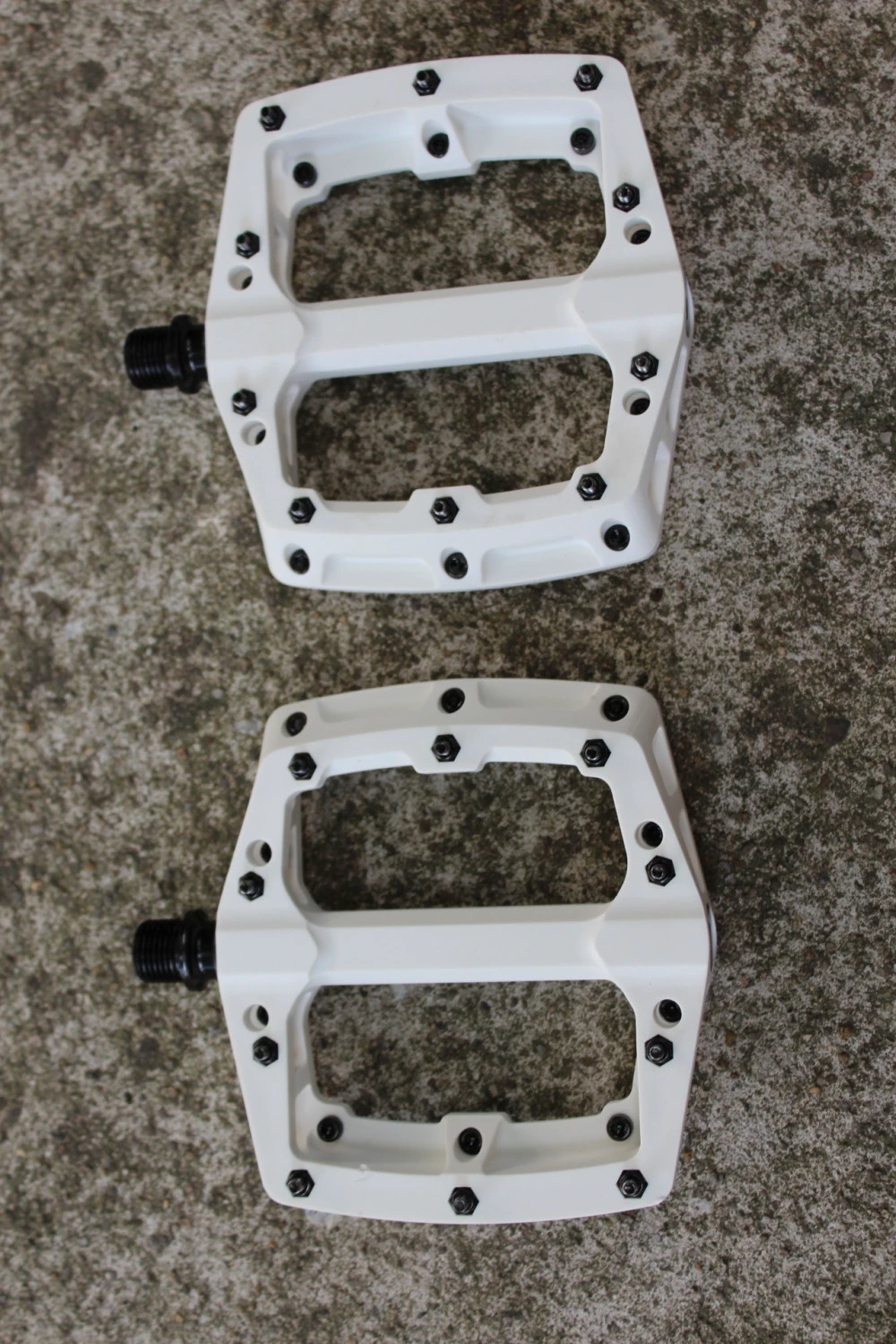 1. Scada Platform ll - Nylon Flat Pedale - Alb