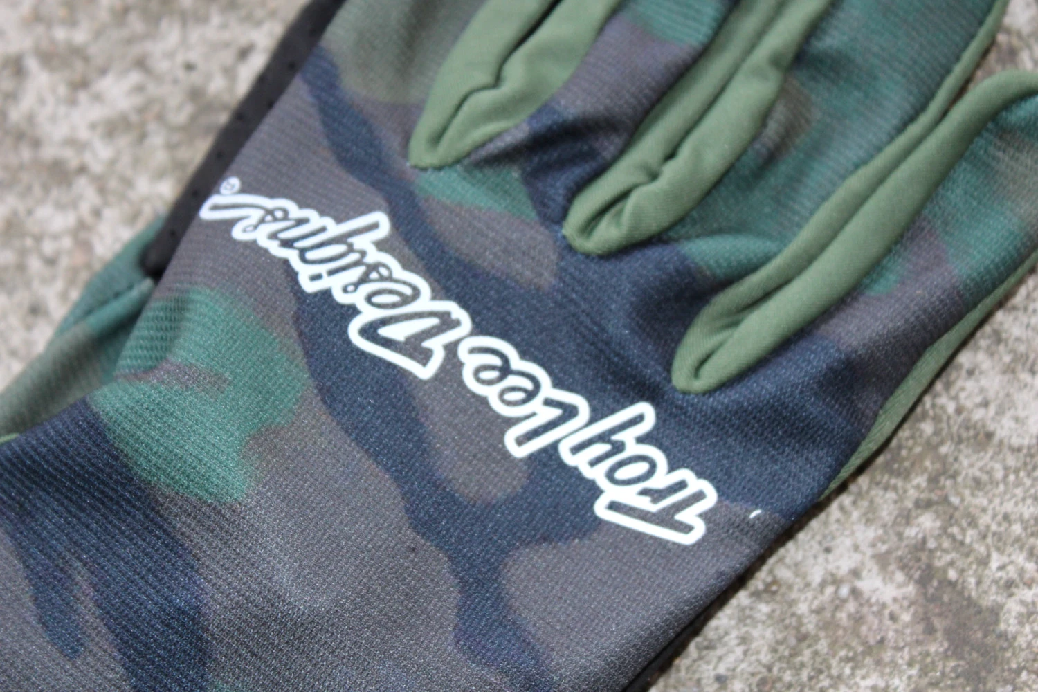 4. Troy Lee Designs Flowline Camo - XL