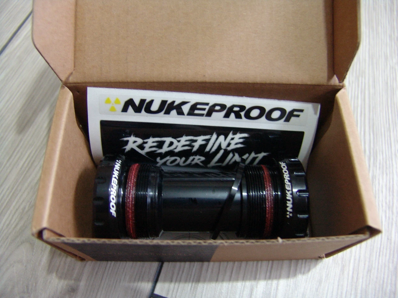 1. Butuc pedalier 68/73 Nukeproof ax 24mm/Nou