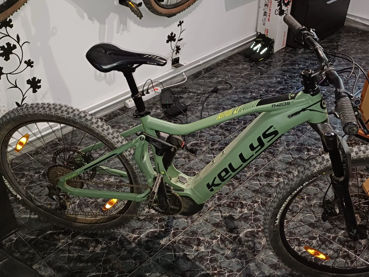 1. Kellys Theos I50 M 27.5 E-BIKE