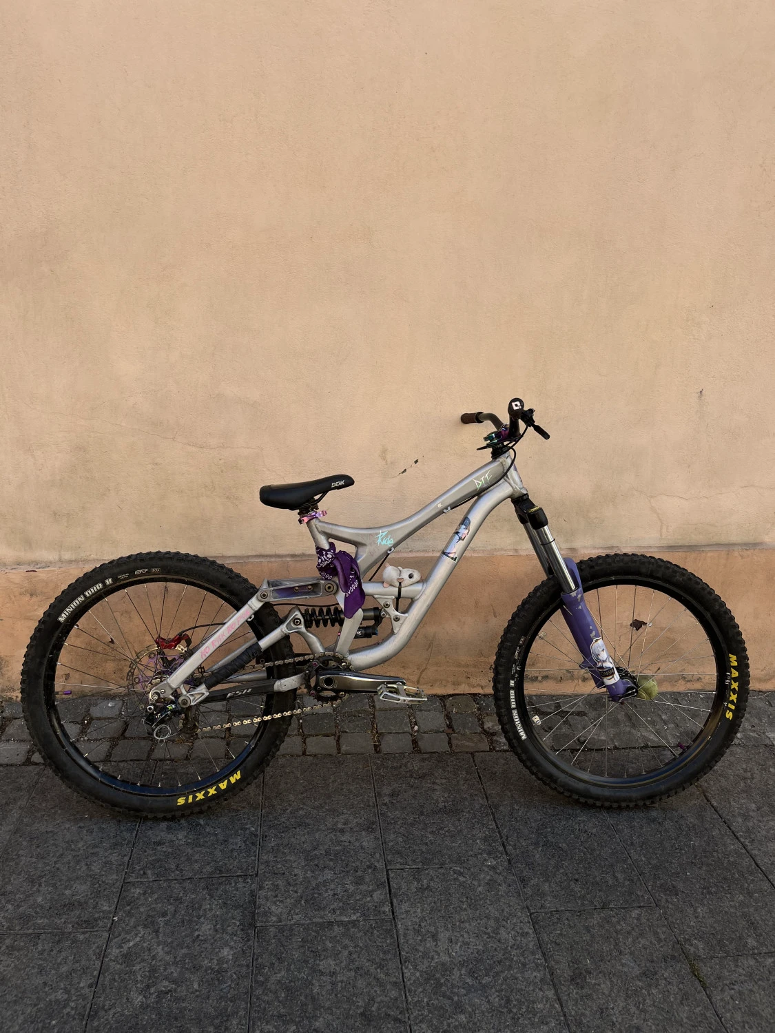 2. Vând specialized demo 8