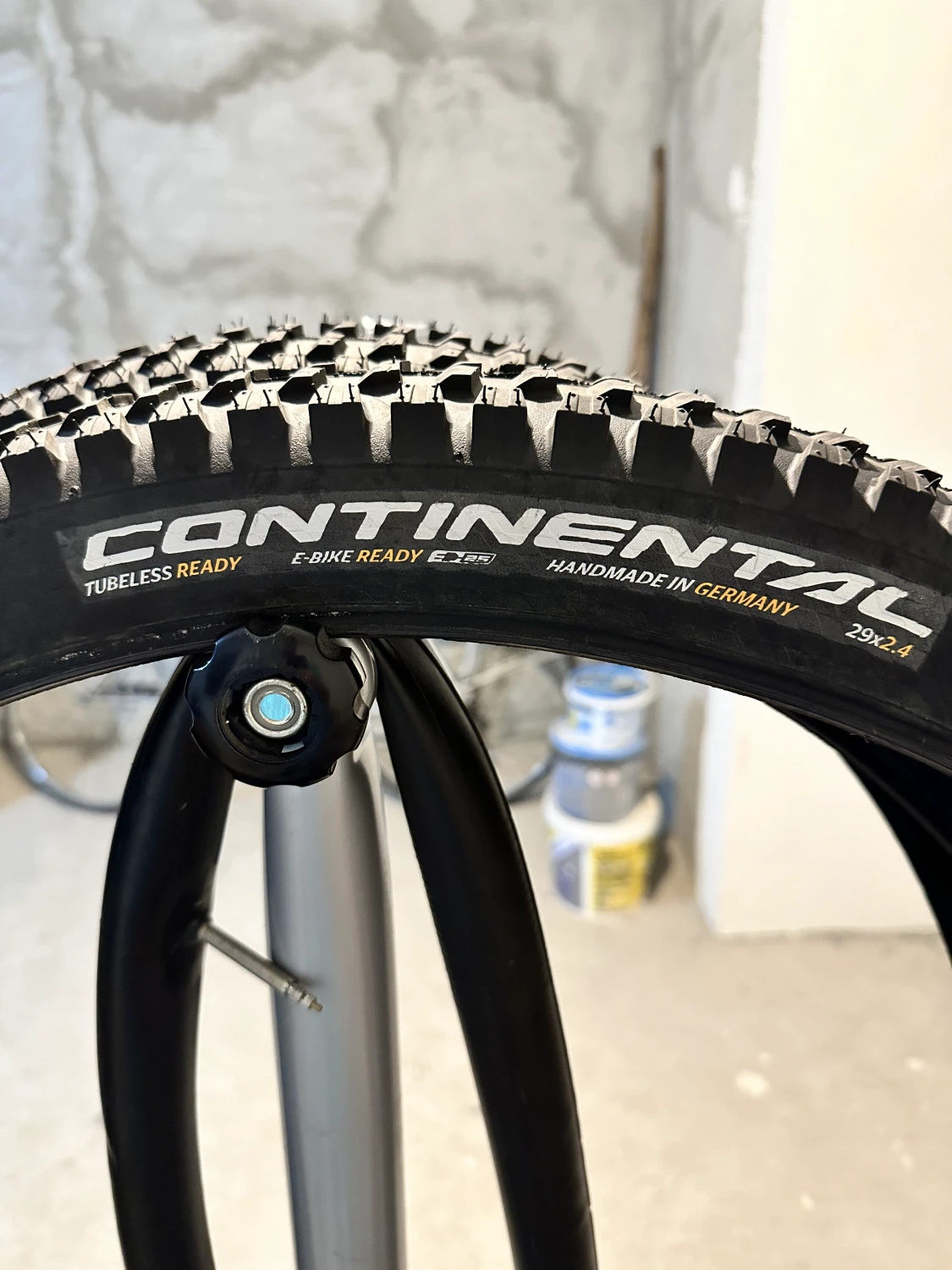 1. Vand anvelope Continental Der Kaiser 29