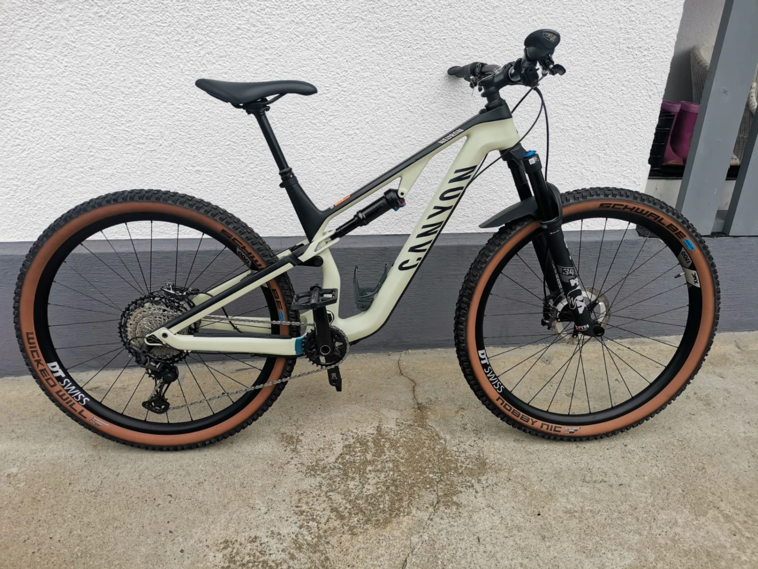 1. Canyon Neuron CF 9 2022, cadru: M