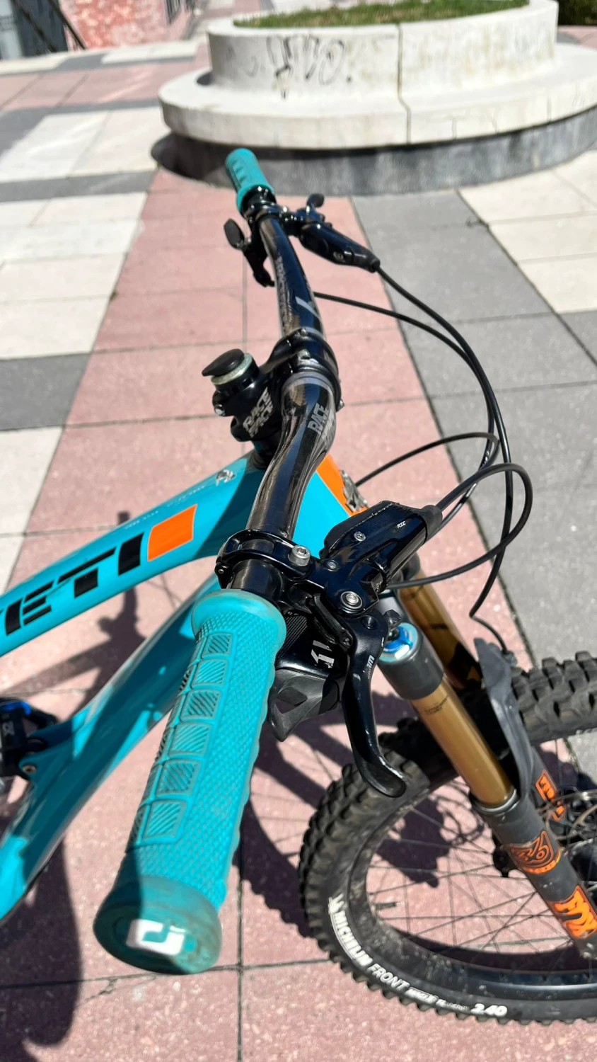 1. Yeti SB6C