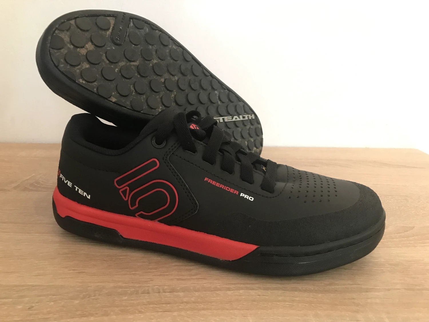 1. Pantofi Five Ten nr 44 , 28.5 cm