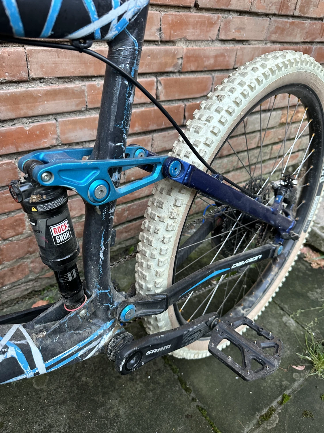 6. DEVRON ZERGA FS L / RockShox Yari 180mm / 27.5