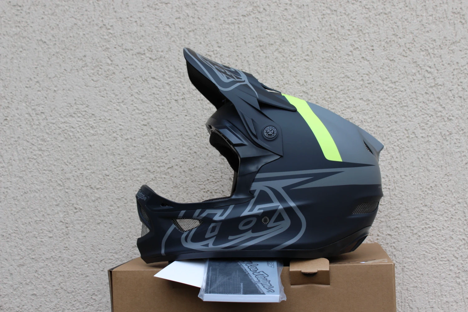 1. Troy Lee Designs D3 Fiberlite - casca Fullface M 56-57 cm