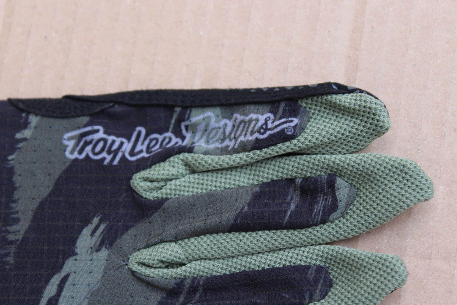 6. Troy Lee Designs Air Brushed Camo manusi MTB - Medium